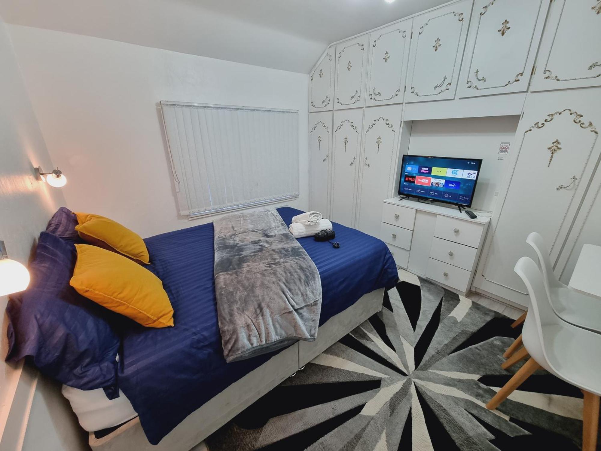 Luxury Double Bed With Private Bathroom, Netflix, Work Space And Wifi Лідс Екстер'єр фото