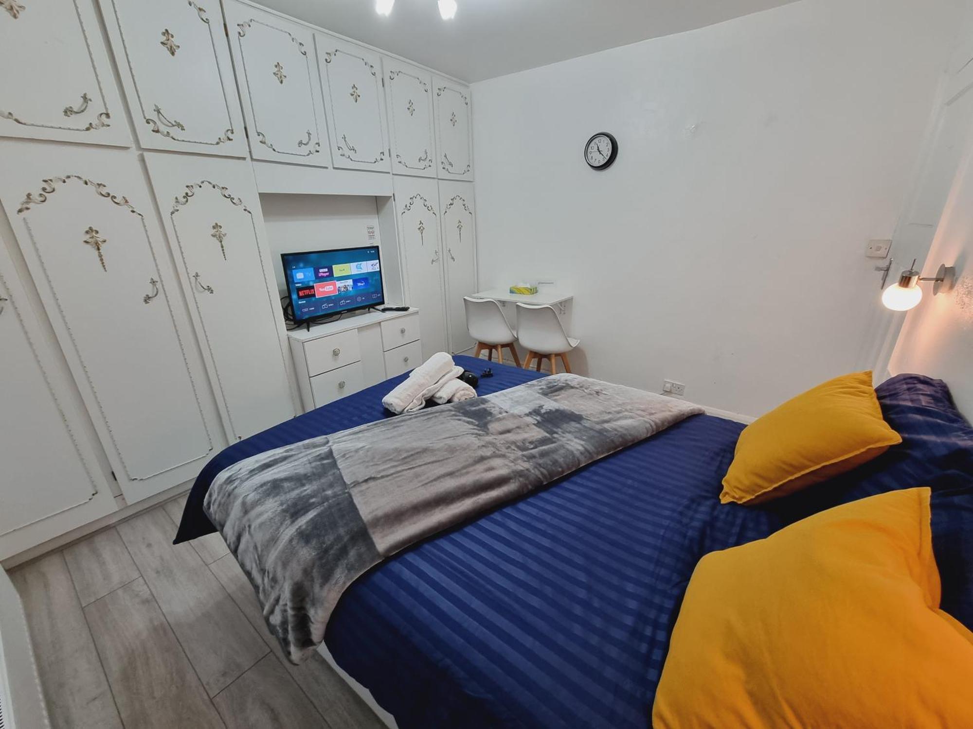 Luxury Double Bed With Private Bathroom, Netflix, Work Space And Wifi Лідс Екстер'єр фото